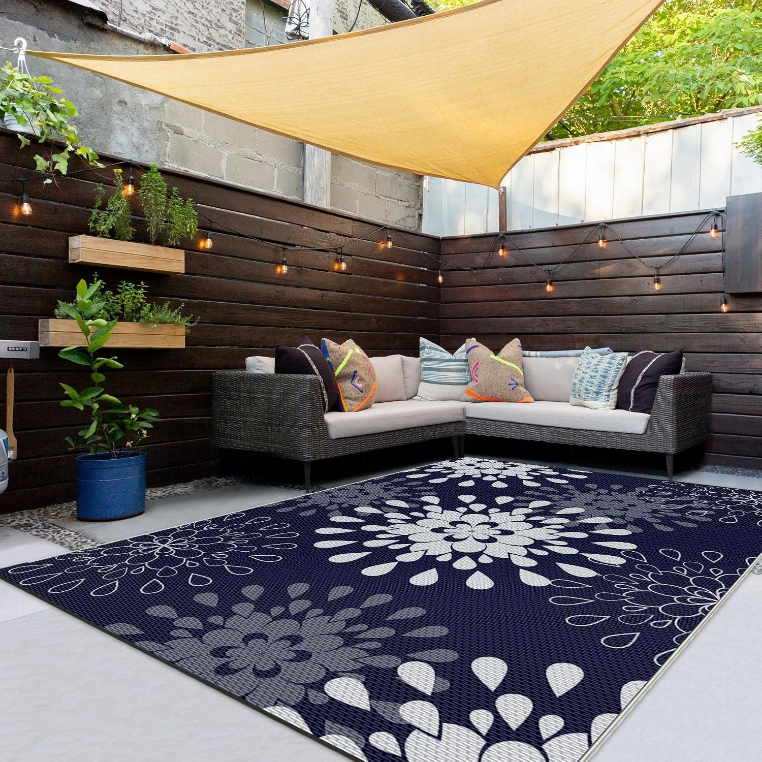 Wallona Outdoor Rug 5×8 ft, Flower Blue & White